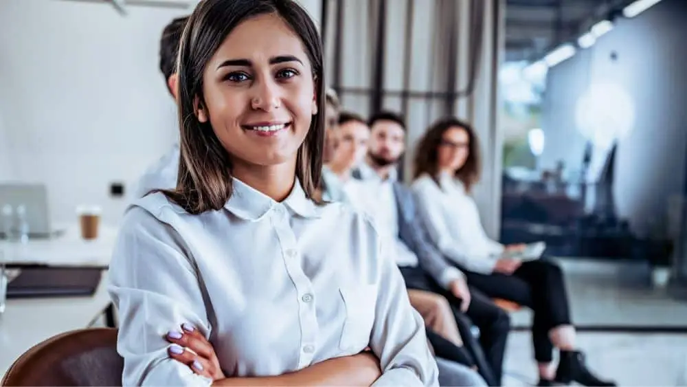 what are the advantages and disadvantages of outsourcing hr functions?